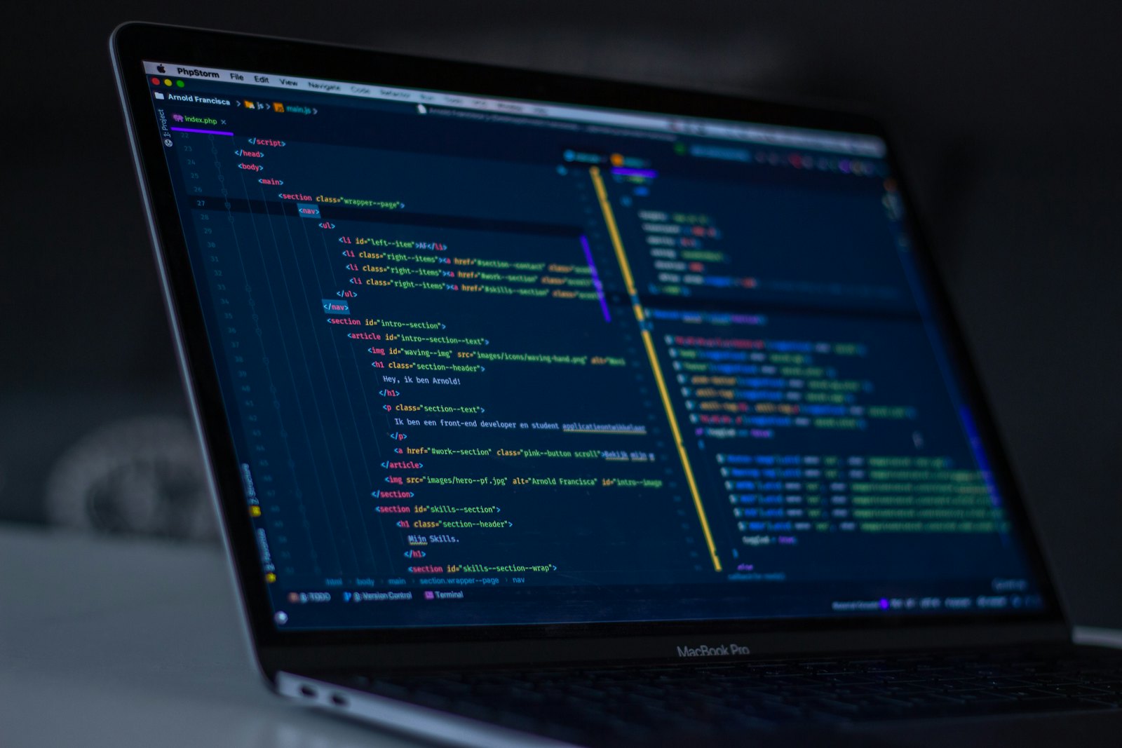 Code source à l’écran, en lumière tamisée